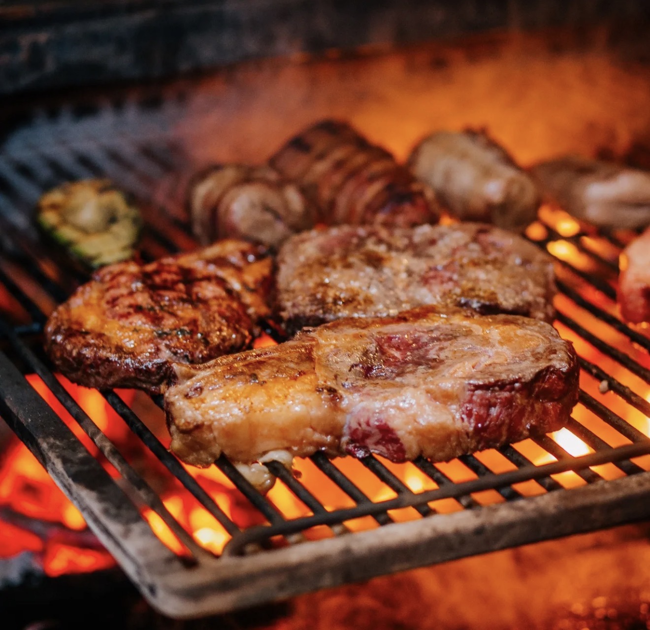 Steaky na grilu nad otevřeným ohněm