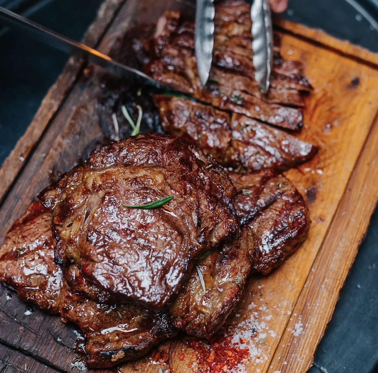 Krájený rib-eye steak